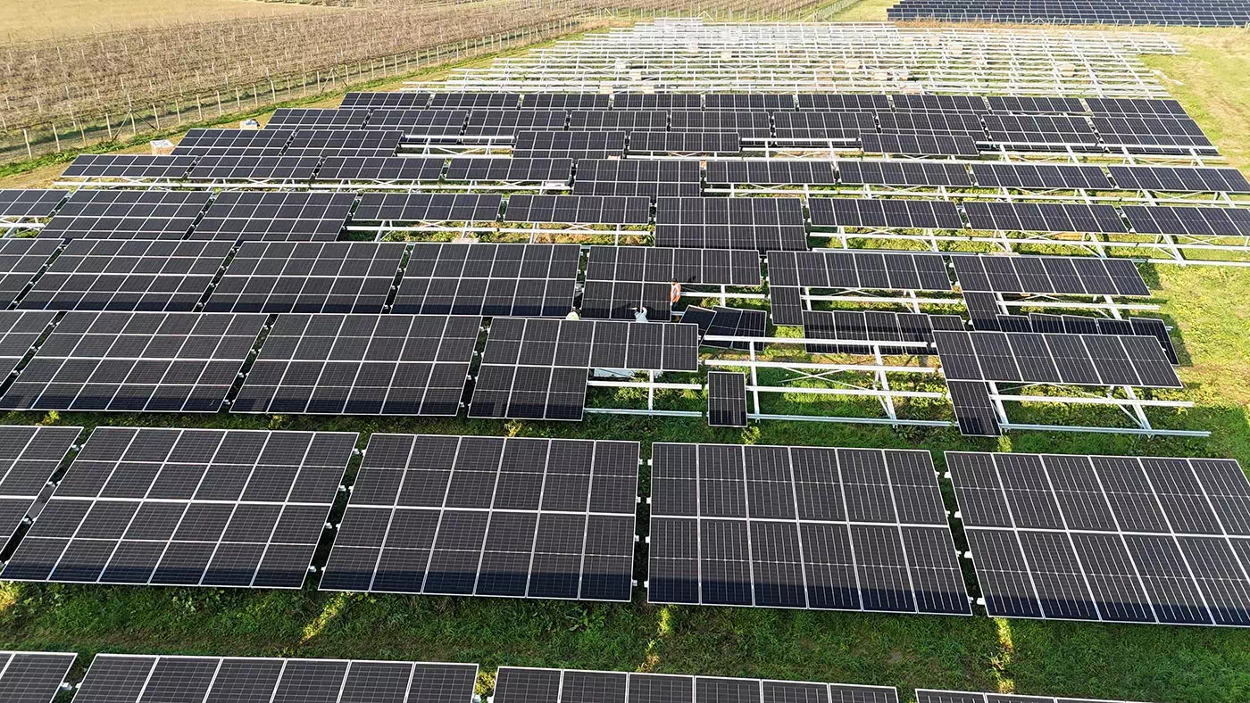 Montaggio-di-fotovoltaico-su-tetto-dell-officina