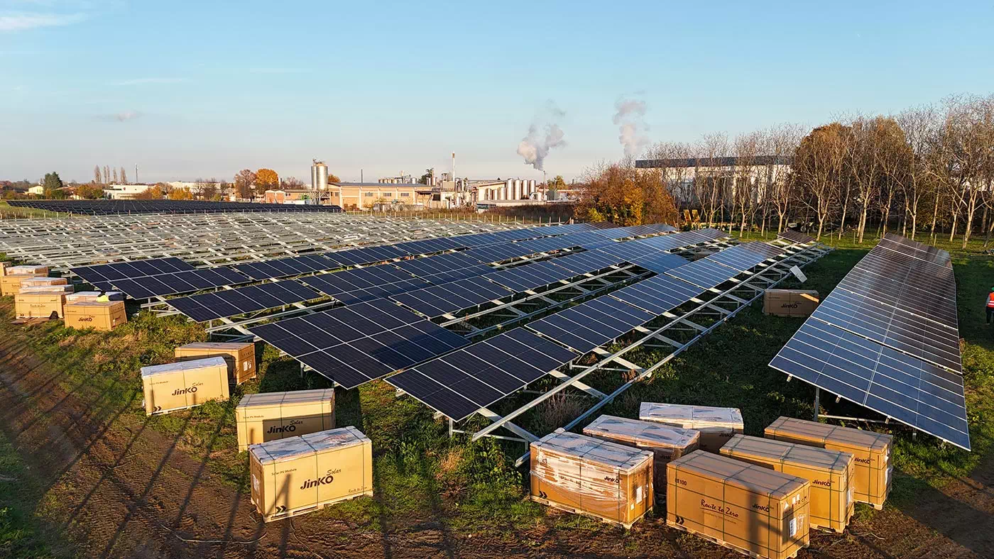 montaggio-su-tetto-di-pannello-fotovoltaico